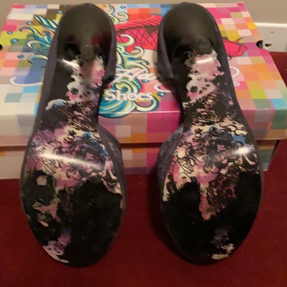 Gorgeous Ed Hardy Satin Pumps - Picture 2 of 5